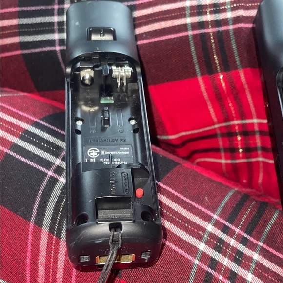 Nintendo Black Wii Remote Controllers with Silicone Sleeve Covers - Picture 7 of 11